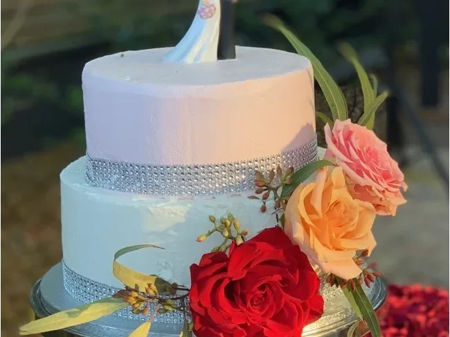 Elegant wedding cake at Petra Mediterranean Restaurant Tampa FL — Mediterranean catering Tampa